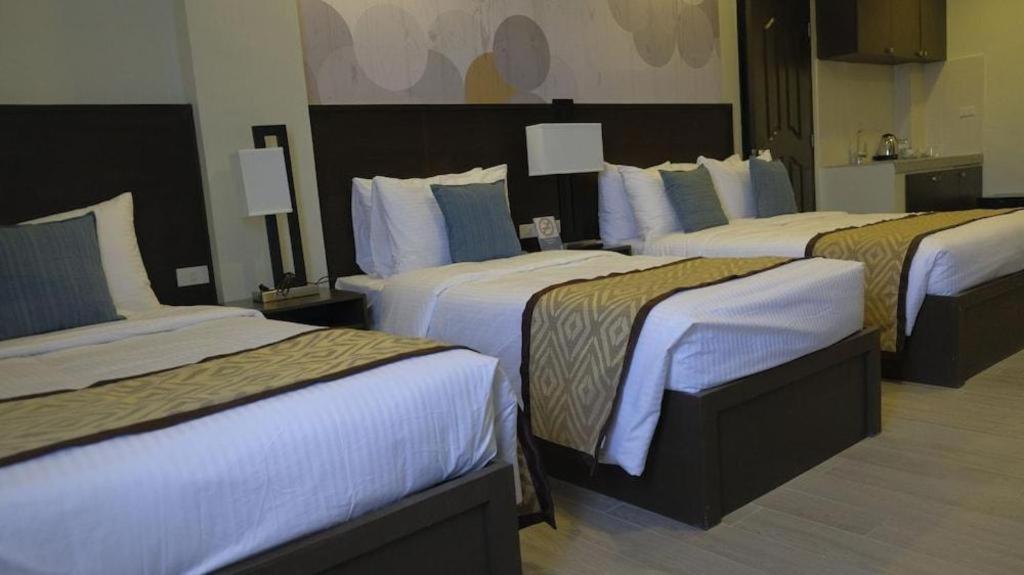 Whitewoods Convention And Leisure Hotel Silang Bagian luar foto