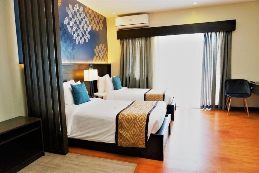 Whitewoods Convention And Leisure Hotel Silang Bagian luar foto