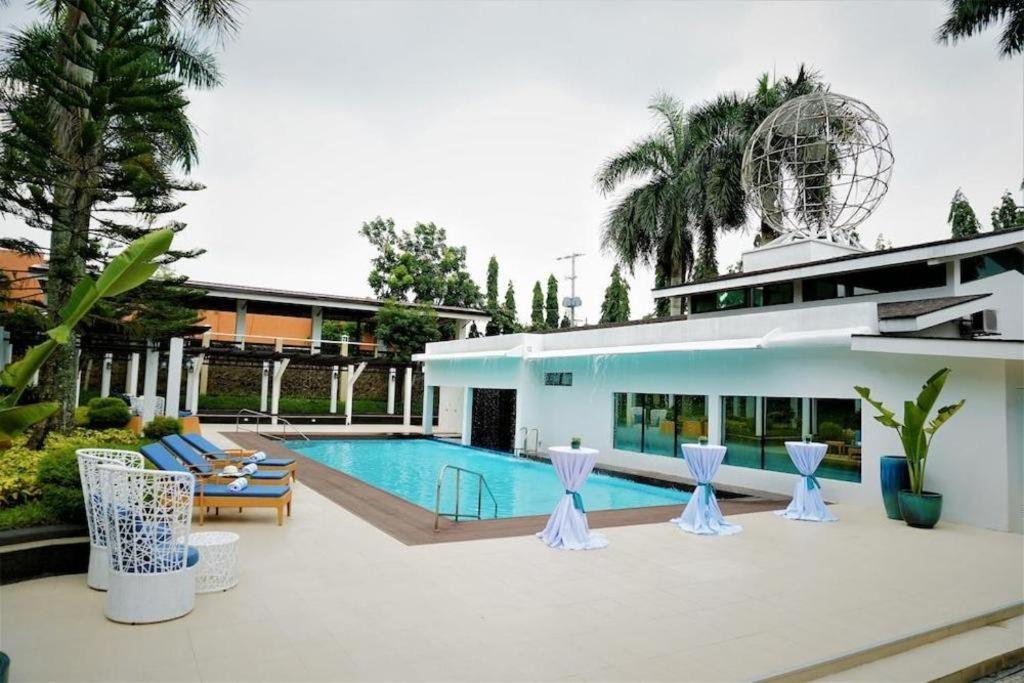 Whitewoods Convention And Leisure Hotel Silang Bagian luar foto